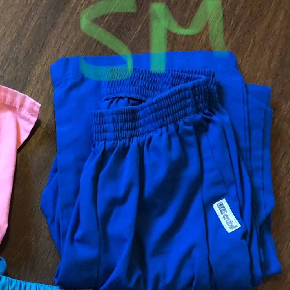 Medium size scrub bottoms. Only worn once